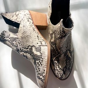 Blondo Boots waterproof, snakeskin, size 9, excellent condition